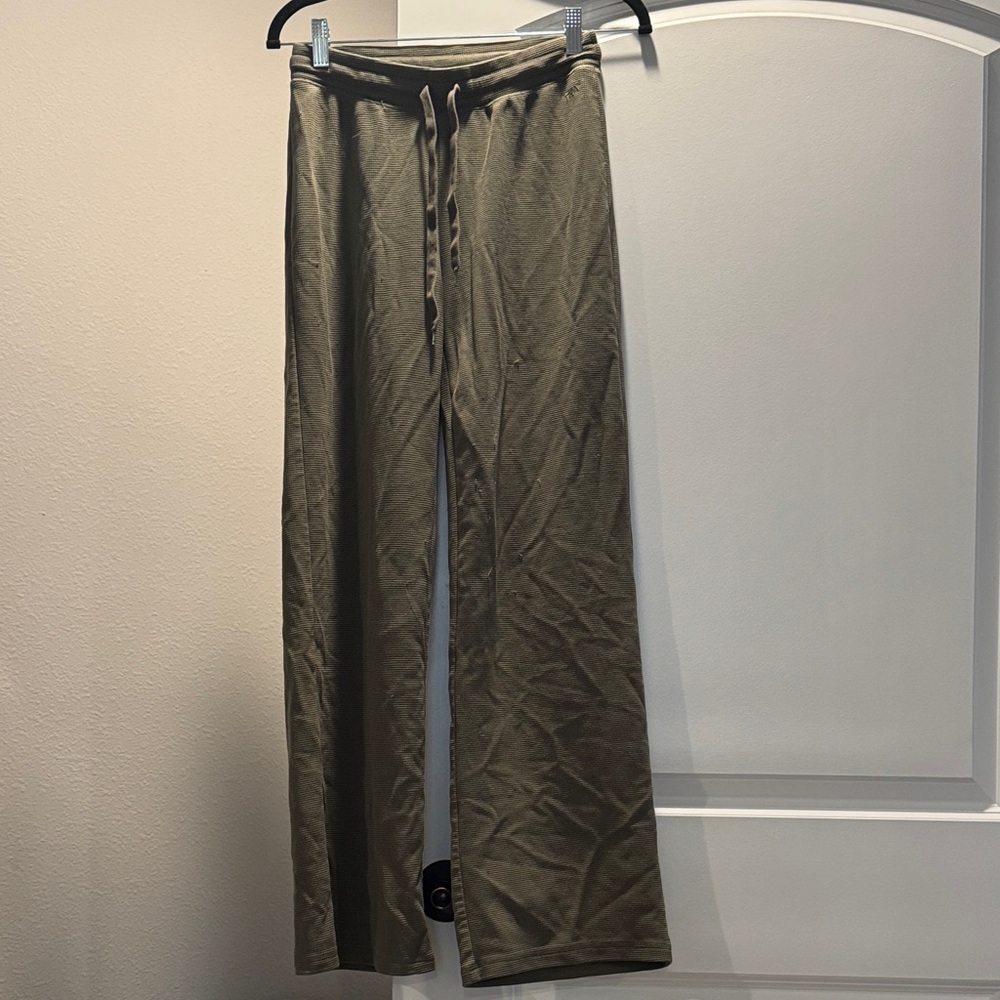 Sunday’s best TNA Olive waffle lounge pants EUC